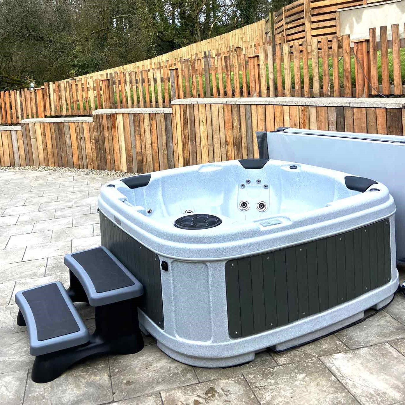 Rotospa 5 - 6 Person Hot Tub - DuraSpa S380