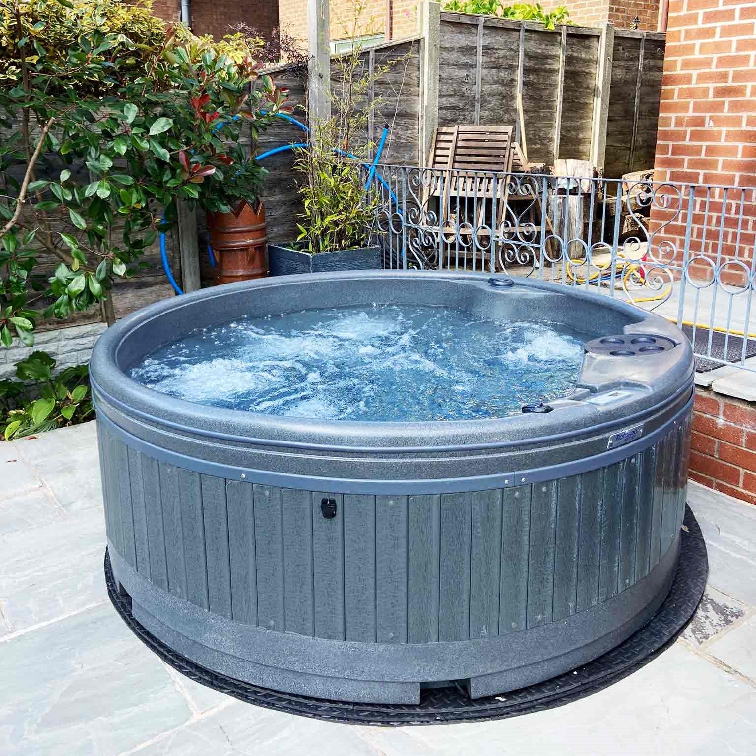 Rotospa QuatroSpa 6 Person Round Hot Tub