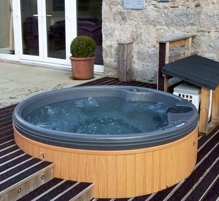 Rotospa QuatroSpa 6 Person Round Hot Tub