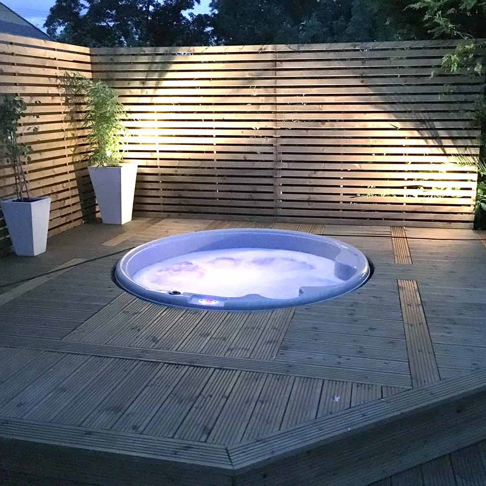 Rotospa Orbis Round 4- 5 Persons Hot Tub